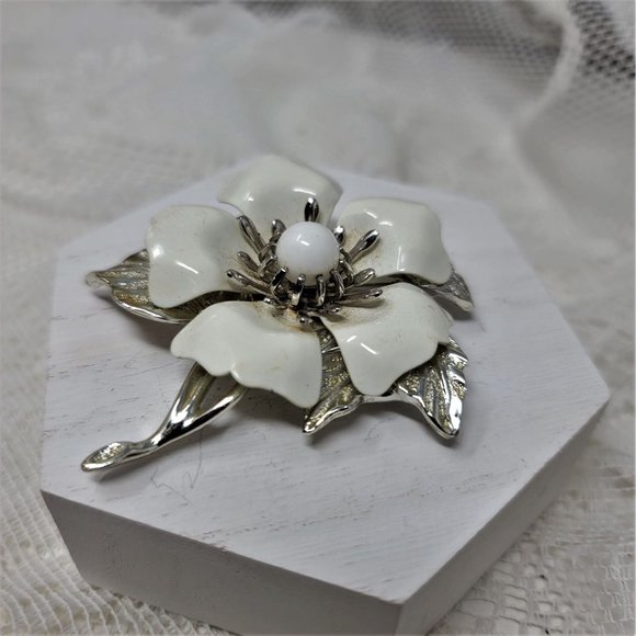 1970 Sarah Coventry Dogwood Flower Brooch - Picture 3 of 6
